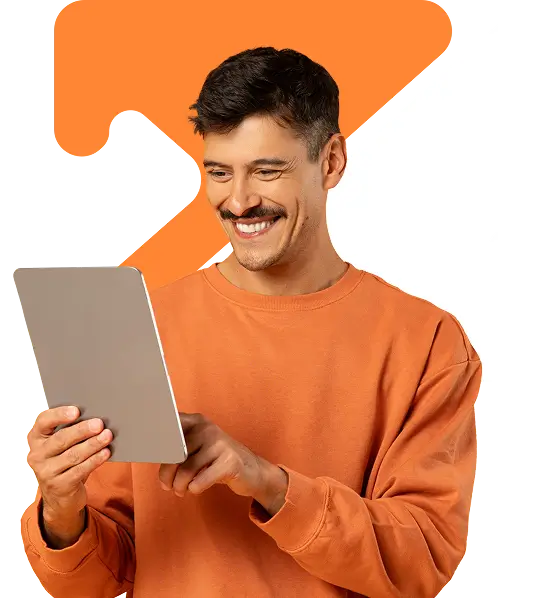 Homem acessando seu tablet