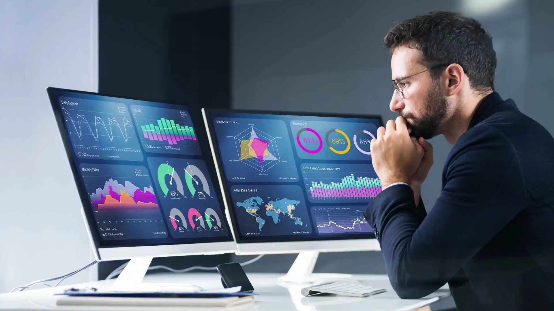 Analista de sistemas observando gráficos e dados em dois monitores, representando análise de desempenho e tomada de decisões estratégicas na área de tecnologia,