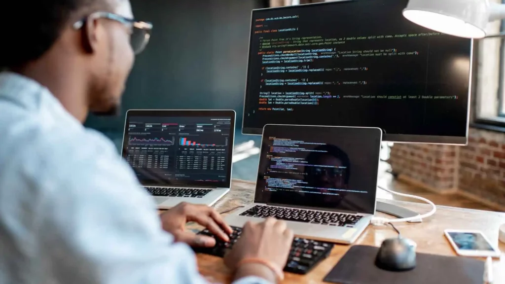 Homem iniciando em programação, aprendendo a escrever código.