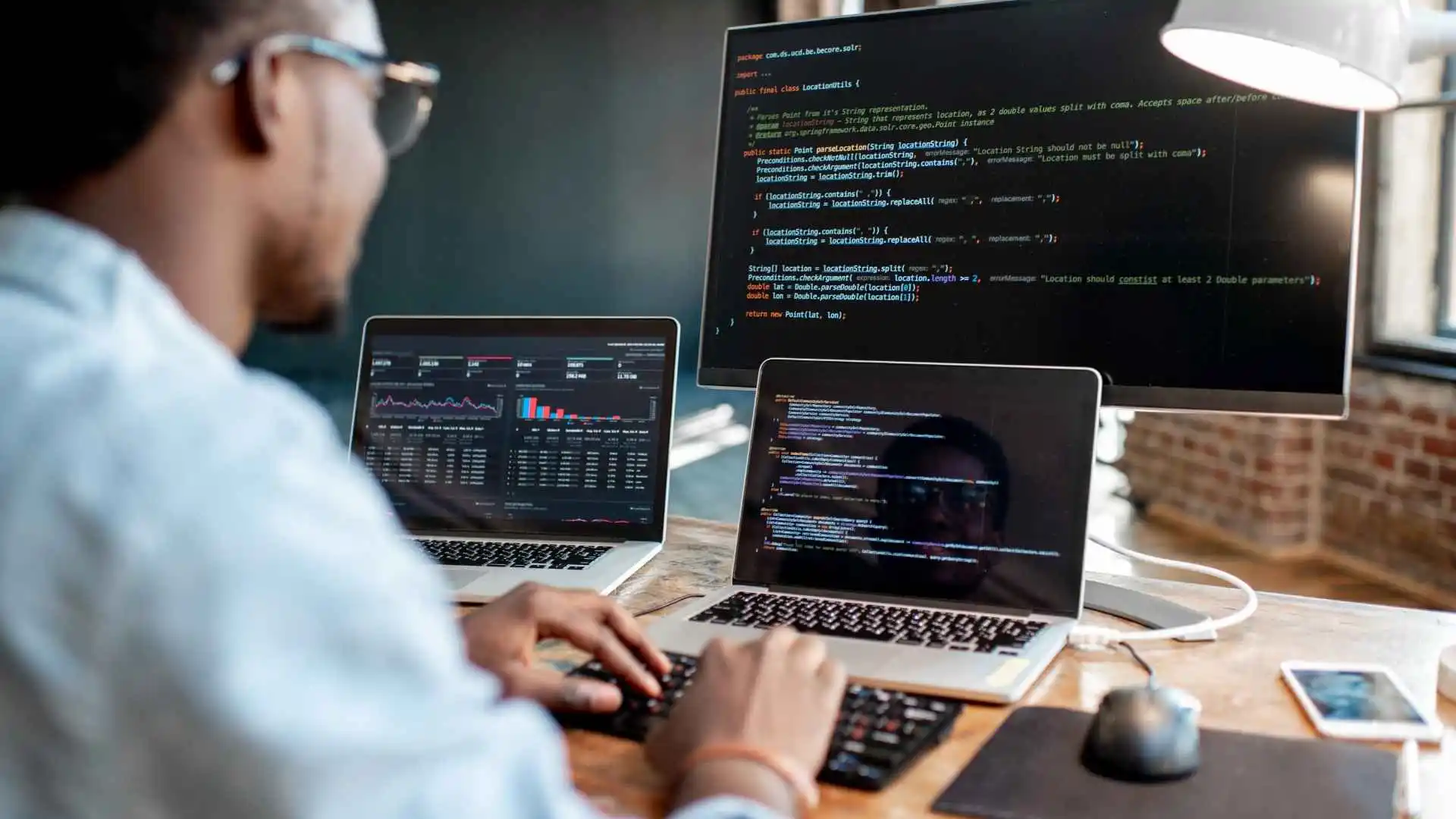 Homem iniciando em programação, aprendendo a escrever código.