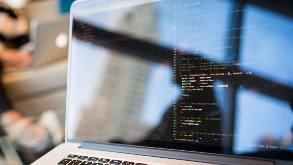 Notebook aberto com códigos Python na tela