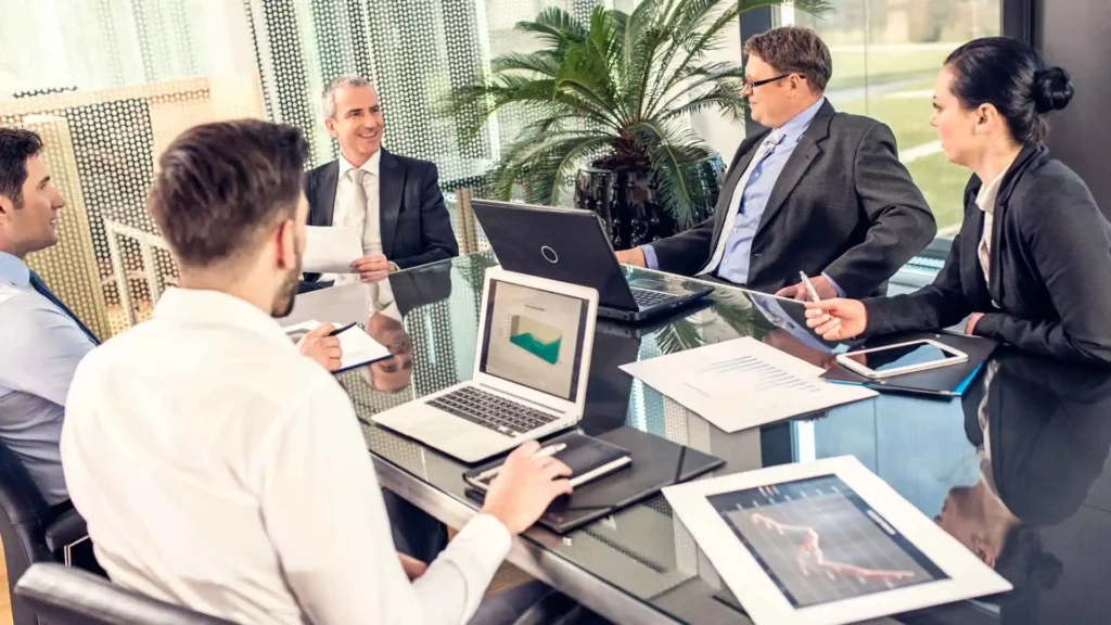 Líderes de tecnologia e RH em reunião discutindo ações de employer branding e engajamento de equipes