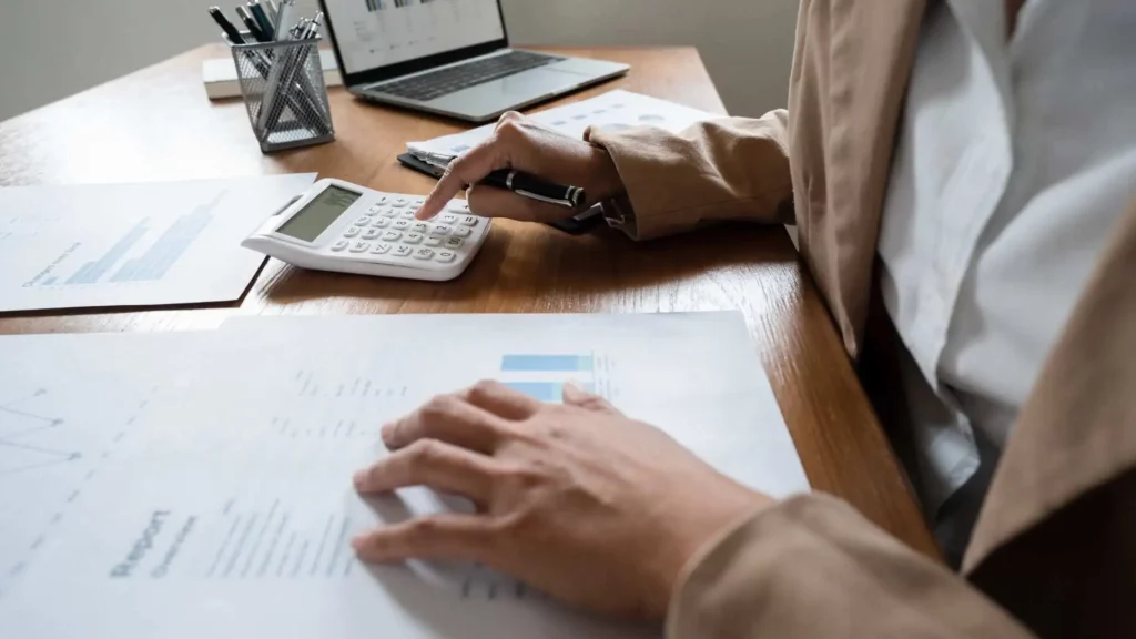 Profissional de recursos humanos analisando relatórios de turnover e métricas de retenção de talentos