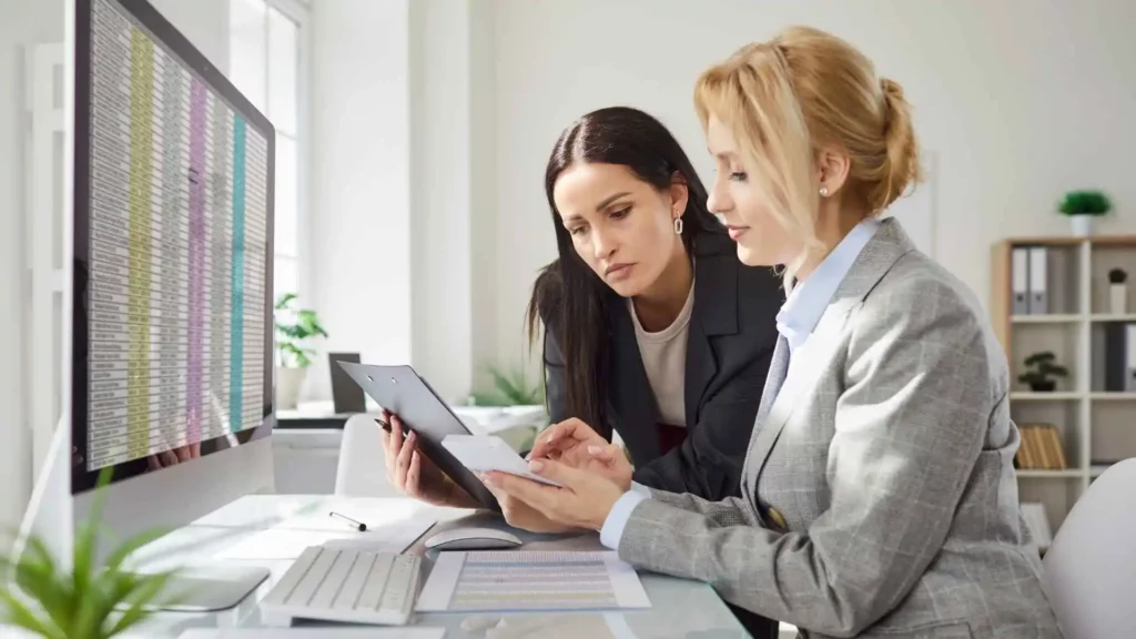 Profissionais analisando dados e discutindo hard skills e soft skills no ambiente de trabalho