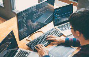 Desenvolvedor de Software: habilidades, áreas de atuação e salários em 2025