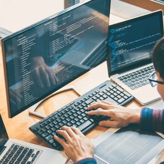 Desenvolvedor de Software: habilidades, áreas de atuação e salários em 2025